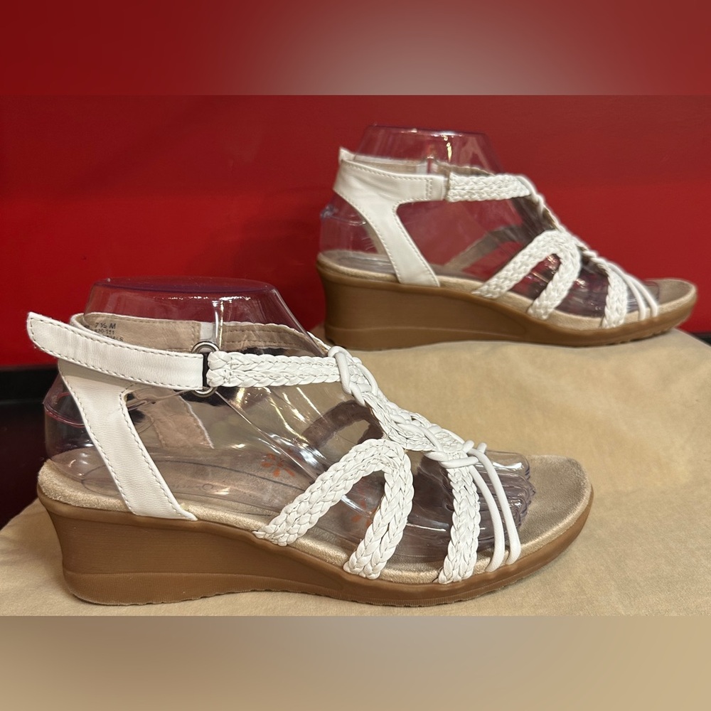 Baretraps Takara Wedge Strappy Sandals White Faux Leather Women’s Size 7.5M - Picture 3 of 13